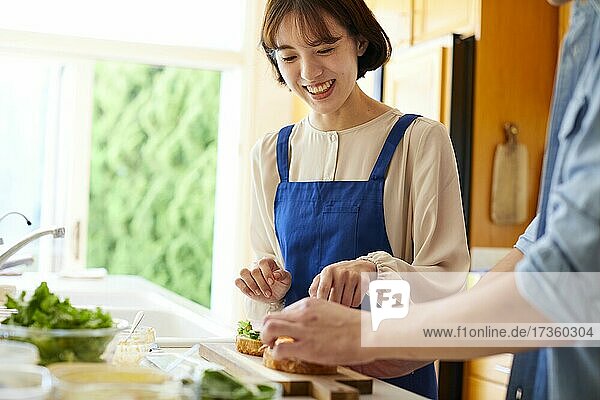 Japanische Freunde kochen zu Hause