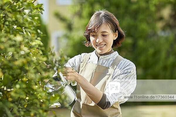 Japanerin arbeitet im Garten