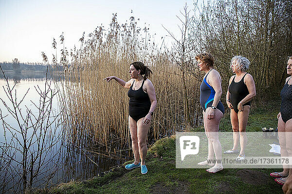 Frauen schauen auf das Wasser  während sie am Ufer stehen
