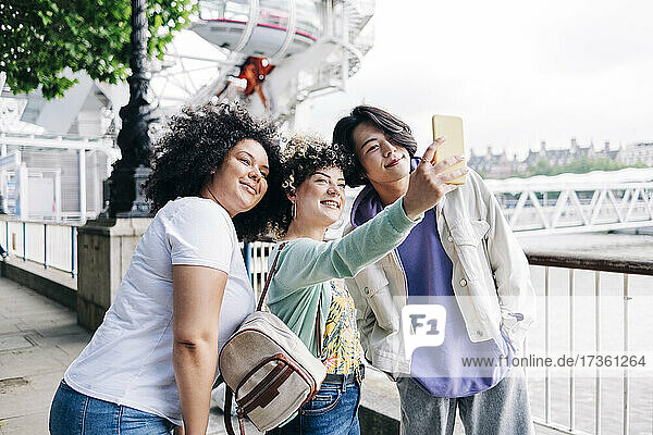 Multiethnische Freunde machen ein Selfie mit dem Smartphone