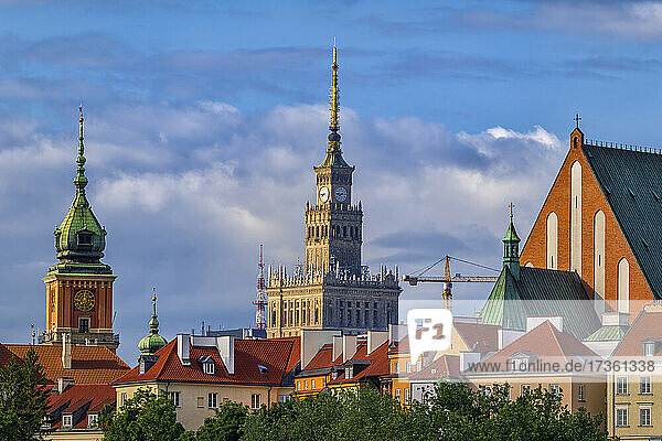 Polen  Woiwodschaft Masowien  Warschau  Altstadthäuser mit dem Turm des Königlichen Schlosses  dem Palast der Kultur und Wissenschaft und der St. Johannes-Kathedrale im Hintergrund