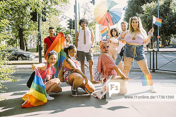Multiethnische männliche und weibliche Aktivisten während einer Pride-Veranstaltung auf der Straße