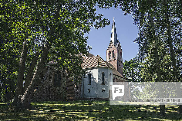 Deutschland  Mecklenburg-Vorpommern  Krummin  St. Michaelskirche im Sommer