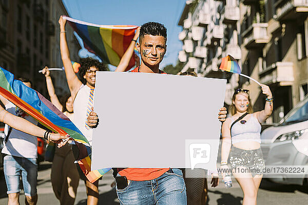 Weibliche und männliche Aktivisten bei der Pride-Veranstaltung an einem sonnigen Tag