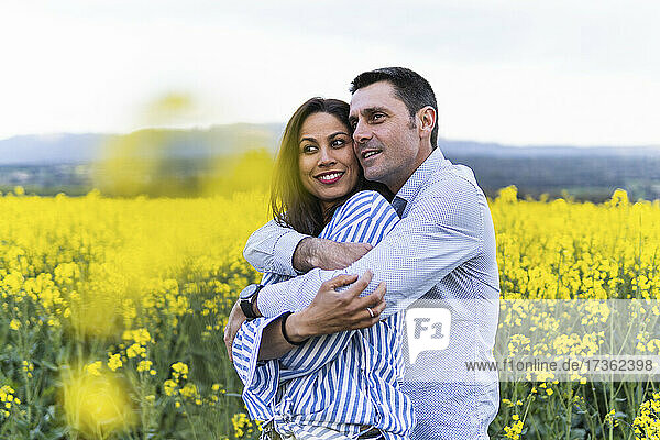 Romantisches Paar  das sich in einem gelben Feld umarmt