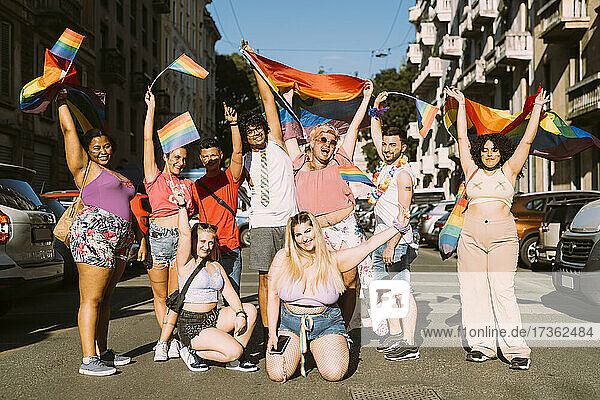 Multiethnische Aktivistinnen und Aktivisten bei der Pride-Veranstaltung
