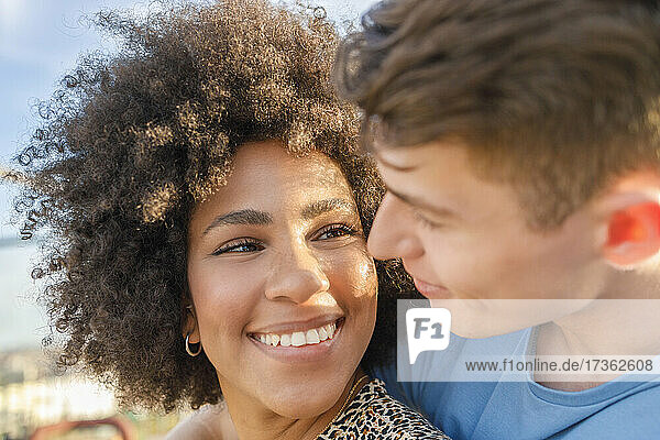Lächelnde junge Afro-Frau sieht ihren Freund an