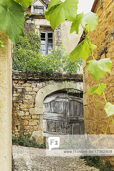 Frankreich  Dordogne  Castelnaud-la-Chapelle  Eingangstor eines alten mittelalterlichen Hauses