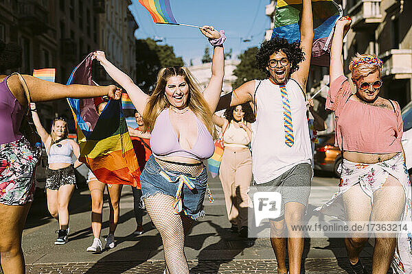 Fröhliche männliche und weibliche Demonstranten bei der Pride-Veranstaltung