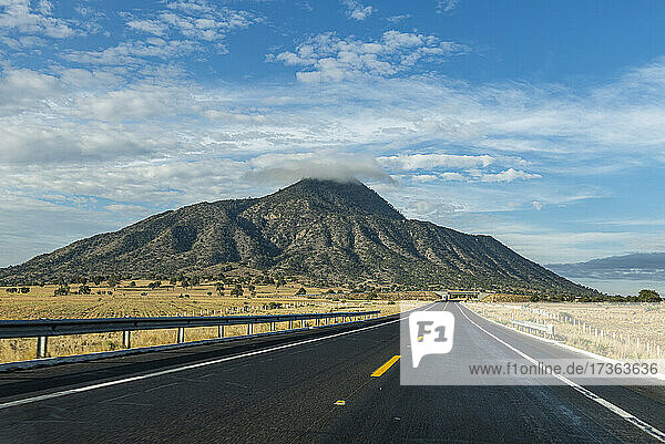 Leere Straße in Richtung des Vulkans El Pizarro  Puebla  Mexiko