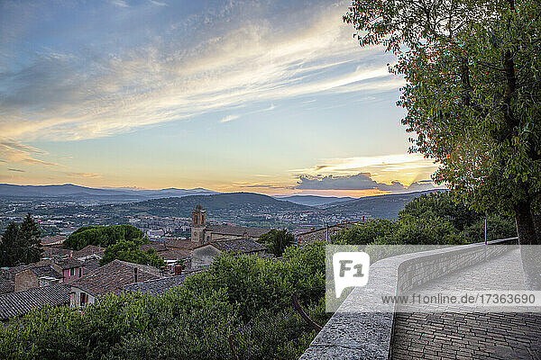 Italien  Provinz Perugia  Perugia  Blick auf den von Hügeln umgebenen Stadtrand in der Abenddämmerung