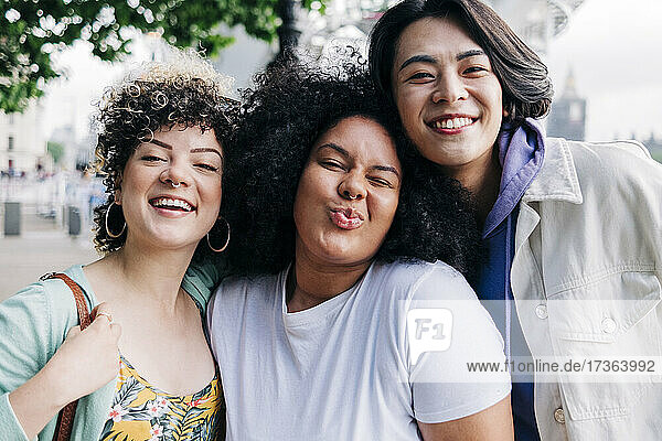 Lächelnde männliche und weibliche multiethnische Freunde