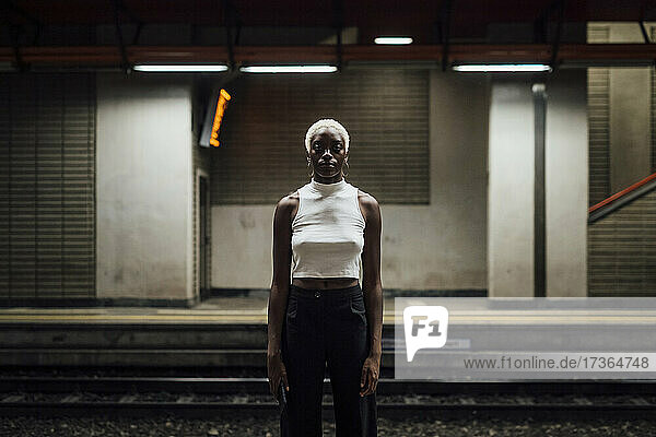 Junge Frau an der U-Bahn-Station stehend