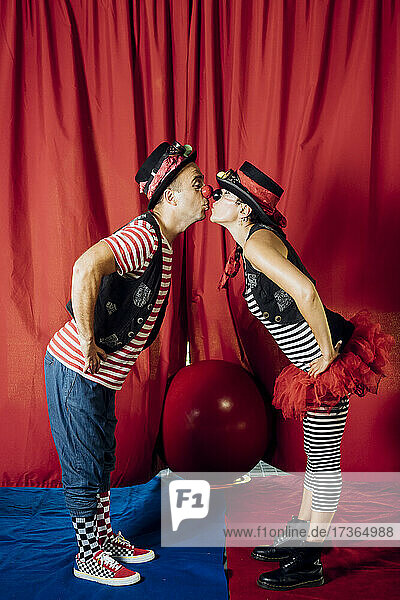 Zirkusartisten  die sich auf der Bühne stehend küssen