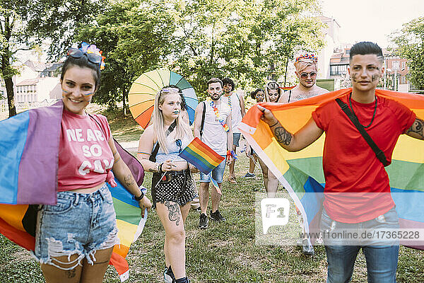 Männliche und weibliche Freunde protestieren bei einer Pride-Veranstaltung im Park