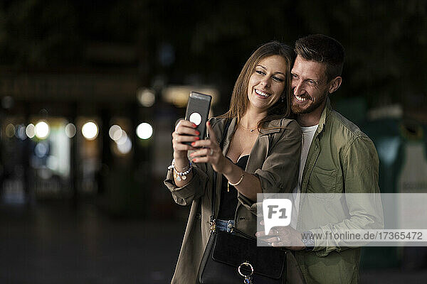 Lächelnde Mitte erwachsenen Paar  das selfie durch smart phone