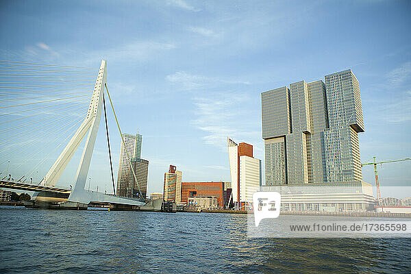 Niederlande  Südholland  Rotterdam  Erasmusbrug mit Hotel im Hintergrund