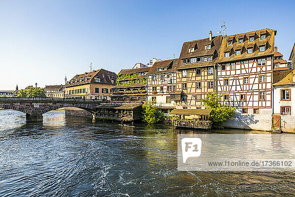 Frankreich  Bas-Rhin  Straßburg  Ill-Flusskanal mit Bogenbrücke und Fachwerkhäusern im Hintergrund
