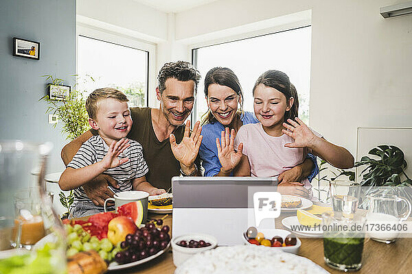 Begrüßung der Familie bei einem Videogespräch über ein digitales Tablet zu Hause