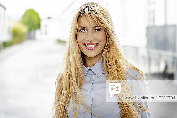 Schöne junge Geschäftsfrau mit langen blonden Haaren