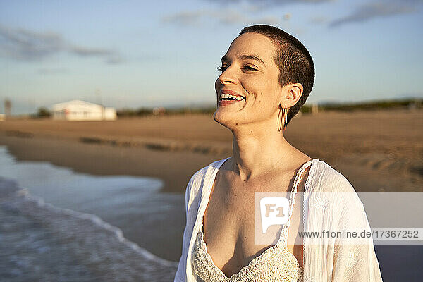Lächelnde junge Frau am Strand