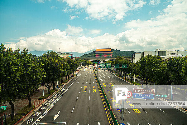 Autos fahren auf der Straße mit Tempel im Hintergrund  Taiwan