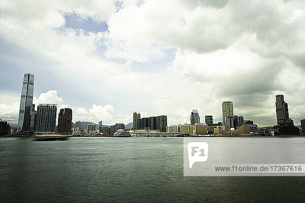 Blick auf eine Stadtlandschaft mit modernen Wolkenkratzern in der Nähe des Victoria Harbour  Hongkong