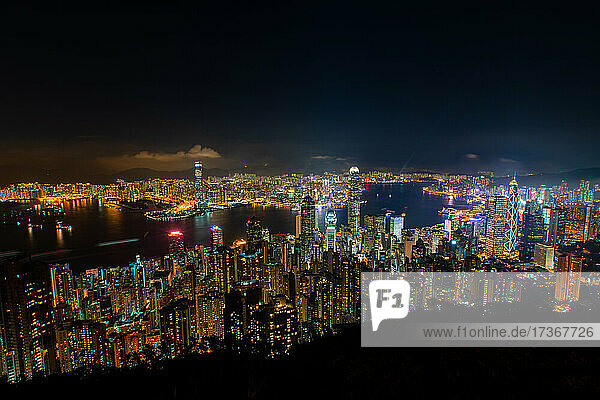Luftaufnahme der beleuchteten Stadtlandschaft mit Victoria Harbour in Hongkong