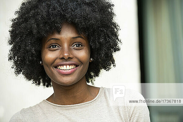 Porträt einer lächelnden jungen Frau im Park