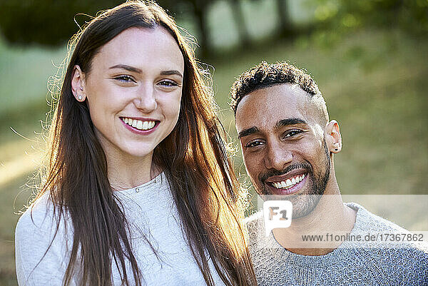 Porträt eines lächelnden jungen Paares