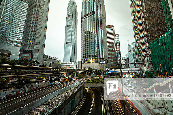 Verkehr auf der Brücke mit modernen Wolkenkratzern im Hintergrund  Hongkong