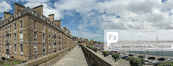 Blick auf die typischen historischen Häuser mit ihren breiten Schornsteinen in der Altstadt und Blick auf die Menschenleere Stadtmauern und den Hafen mit vielen Booten von Saint Malo  Bretagne  Frankreich  Europa