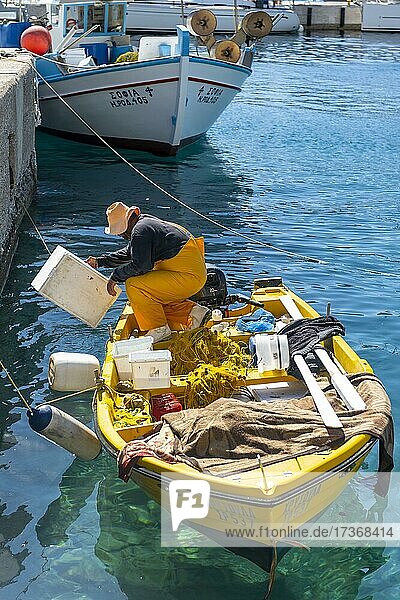 Fischer auf kleinem Ruderboot im Hafen von Livadia auf der Insel Tilos  Dodekanes  Griechenland  Europa