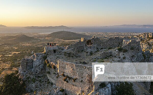 Blick über die Insel aufs Meer  Burgruinen der Burg Paleo Pyli  Sonnenuntergang  Kos  Dodekanes  Griechenland  Europa
