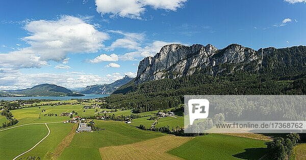 Drohnenaufnahme  Drachenwand mit Schafberg im Mondseeland  Agrarlandschaft bei Sankt Lorenz  Mondsee  Salzkammergut  Oberösterreich  Österreich  Europa