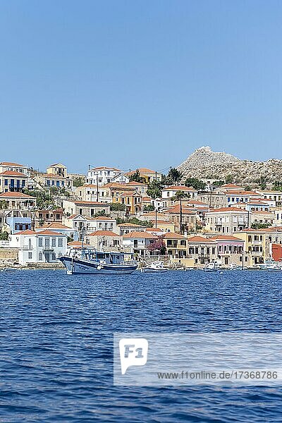 Hafen und bunte Häuser eines kleinen Ortes  Chalki  Dodekanes  Griechenland  Europa