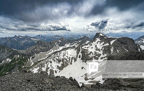 Bergpanorama mit Altschneefeldern  Gipfel des Hohen Licht  Heilbronner Weg  Allgäuer Alpen  Allgäu  Bayern  Deutschland  Europa