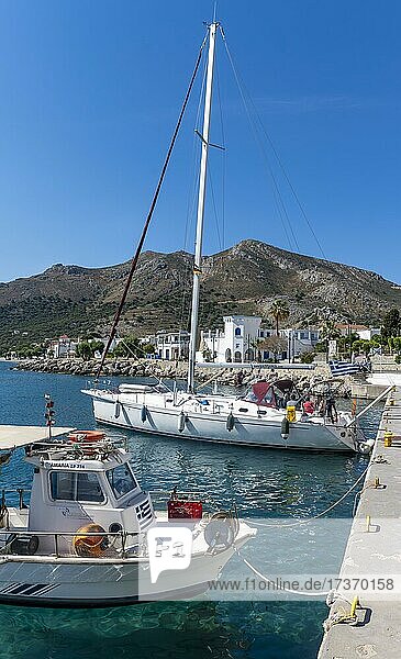 Segelboote im Hafen von Livadia auf der Insel Tilos  Dodekanes  Griechenland  Europa