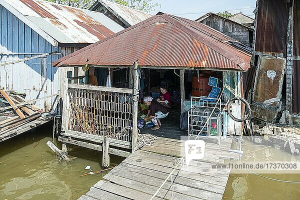 Frauen in einer Hütte am Sekonyer River  Tanjung Puting National Park  Zentral-Kalimantan  Borneo  Indonesien  Asien