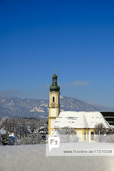 Winter  Kirche St. Jakob  Lenggries  Isartal  Oberbayern Bayern  Deutschland  Europa
