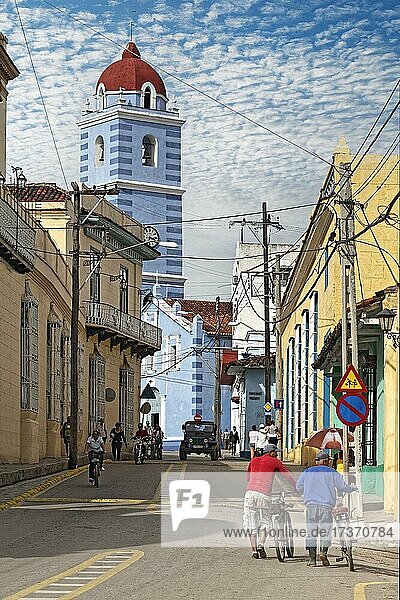 Street scene  Caribbean  people  Cubans  old houses from Spanish colonial times  in the back bell tower of the church Iglesia Parroquial Mayor del Espiritu Santo  built 1680  Old Town  Sancti Spiritus  Central Cuba  Province Sancti Spiritus  Cuba  Central America