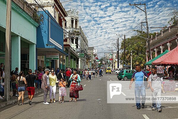 Straßenszene  viele Menschen auf der Straße  Kubaner  Kolonialhäuser  Pinar del Rio  Provinz Pinar del Rio  Karibik  Kuba  Mittelamerika