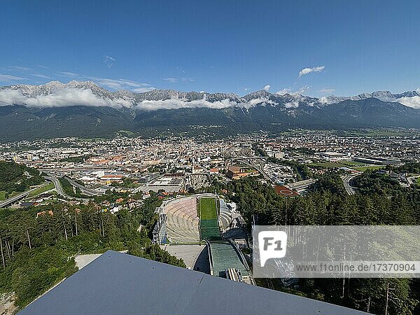 Blick von der Bergisel Schanze hinab zum Stadion  dahinter die Stadt Insbruck  am Horizont die Nordkette  Innsbruck  Tirol  Österreich  Europa