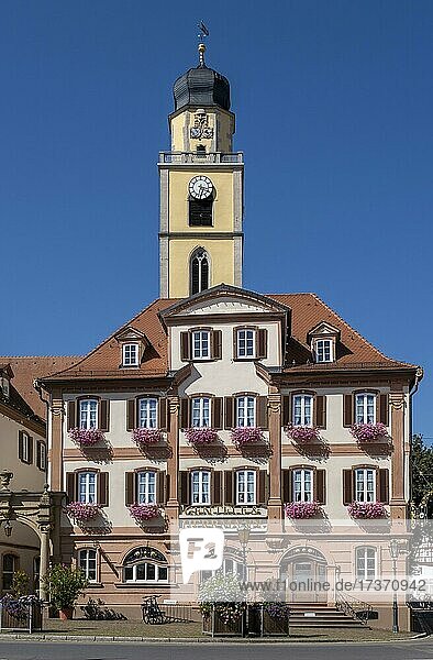 Zwillingshaus und Kirchturm vom Münster St. Johannes am Marktplatz in Bad Mergentheim  Baden-Württemberg  Deutschland  Europa