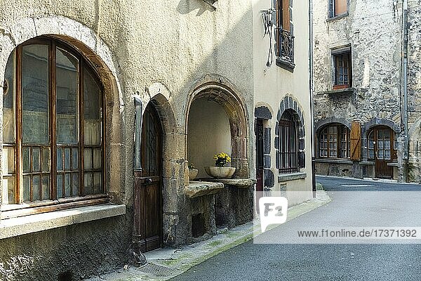 Dorf Saint Amant Tallende  alte Schilder in einer Straße  Departement Puy de Dome  Auvergne-Rhone-Alpes  Frankreich  Europa
