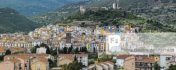 Bunte Häuser in der Stadt Bosa  darüber das Castello Malaspina  Panoramaansicht  Sardinien  Italien  Europa