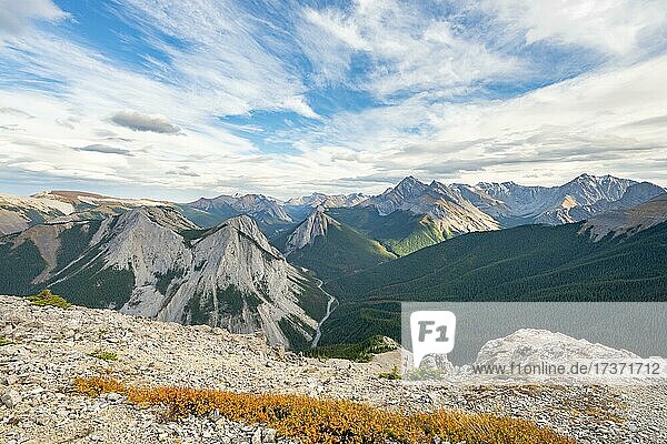 Berglandschaft mit Gipfeln,  Gipfel mit orangene Sulphurablagerungen,  Panoramablick,  Nikassin Range,  bei Miette Hotsprings,  Sulphur Skyline,  Jasper Nationalpark,  Alberta,  Kanada,  Nordamerika