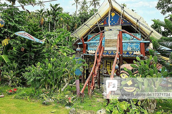 Mit traditionellen Motiven aus Mikronesien gestaltetes buntes Holzhaus  Palau  Ozeanien