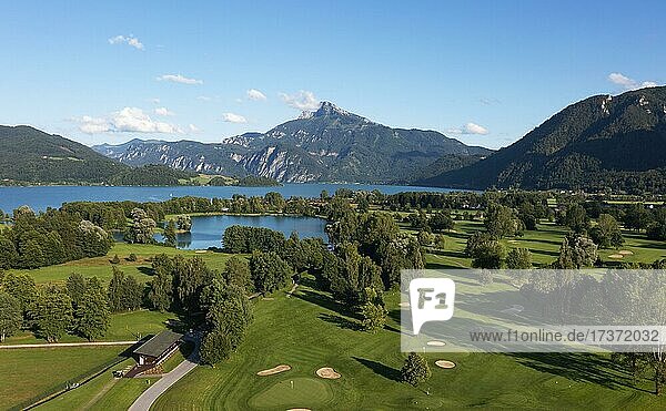 Drohnenaufnahme  Golfclub am Mondsee  Mondsee mit Schafberg  Mondseeland  Salzkammergut  Oberösterreich  Österreich  Europa