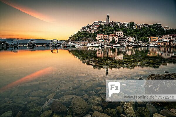 Ein Mediteraner Ort am Meer  Bergdorf am Morgen mit Spiegelung im Wasser  eine Bucht in Vrbnik  Insel  Krk  Kroatien  Europa